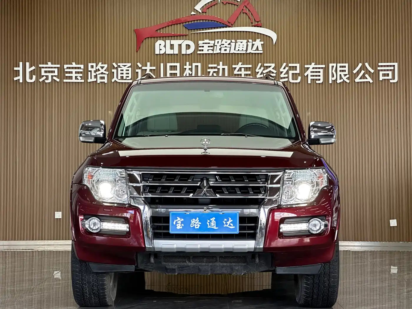Mitsubishi Pajero (Import) фото 2