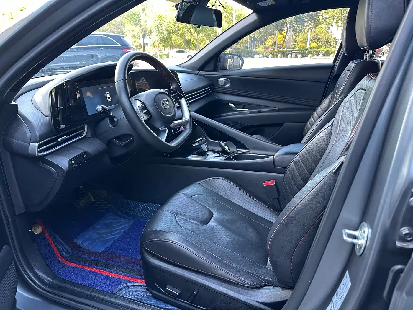 Hyundai Elantra 2022 1.5L CVT LUX Premium Edition фото 4