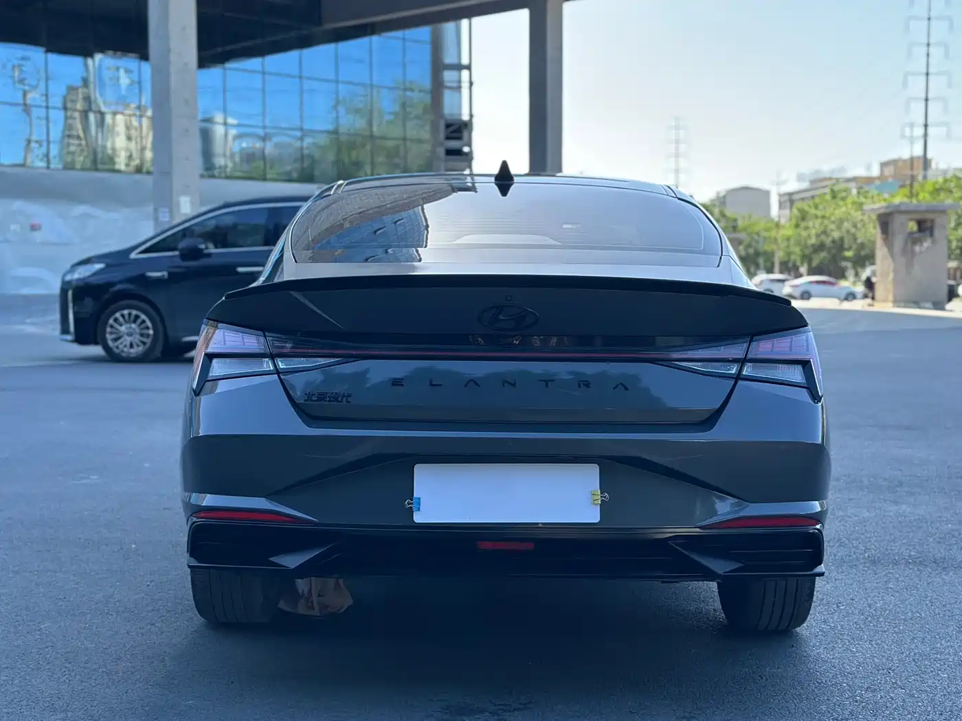 Hyundai Elantra 2022 1.5L CVT LUX Premium Edition фото 13