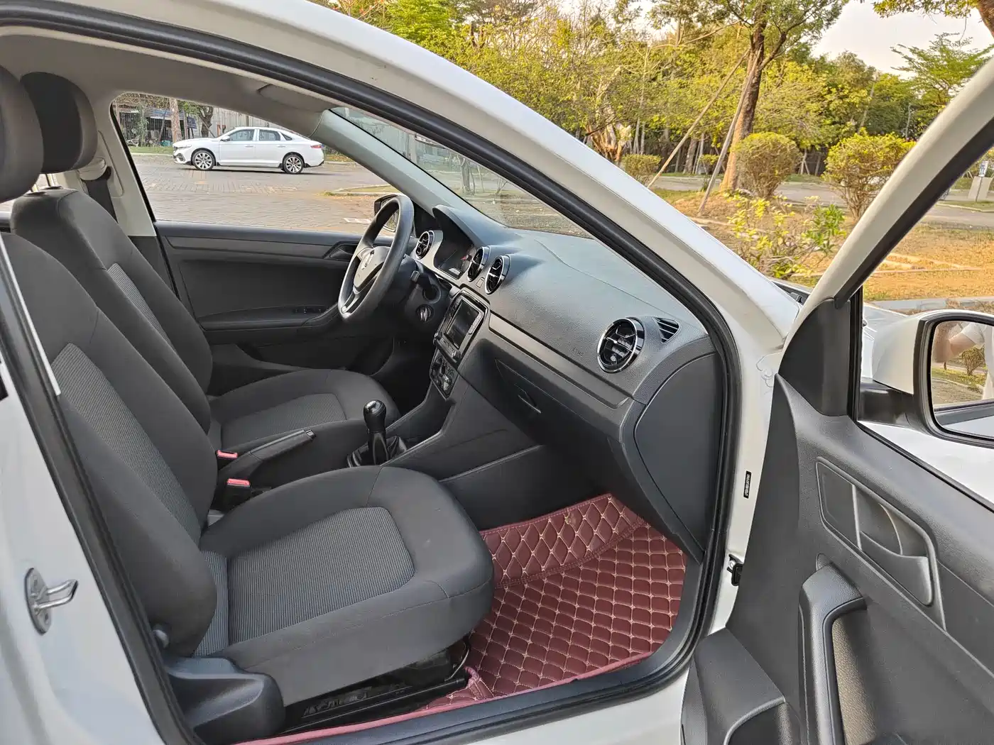 Volkswagen Jetta 2019 Dream Edition 1.4L Manual Fashion фото 16