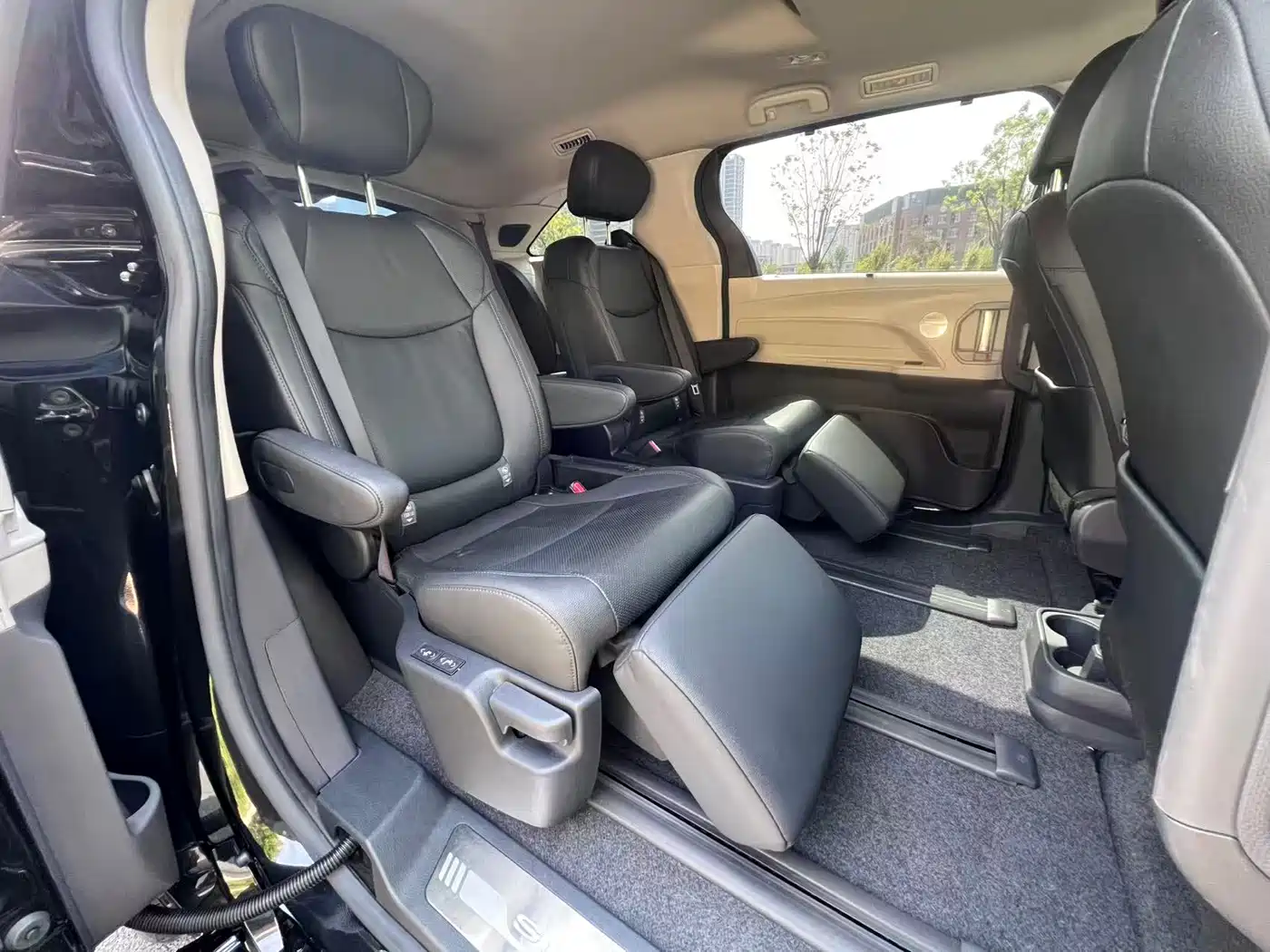 Toyota Sienna 2023 2.5L Hybrid Premium Edition фото 10