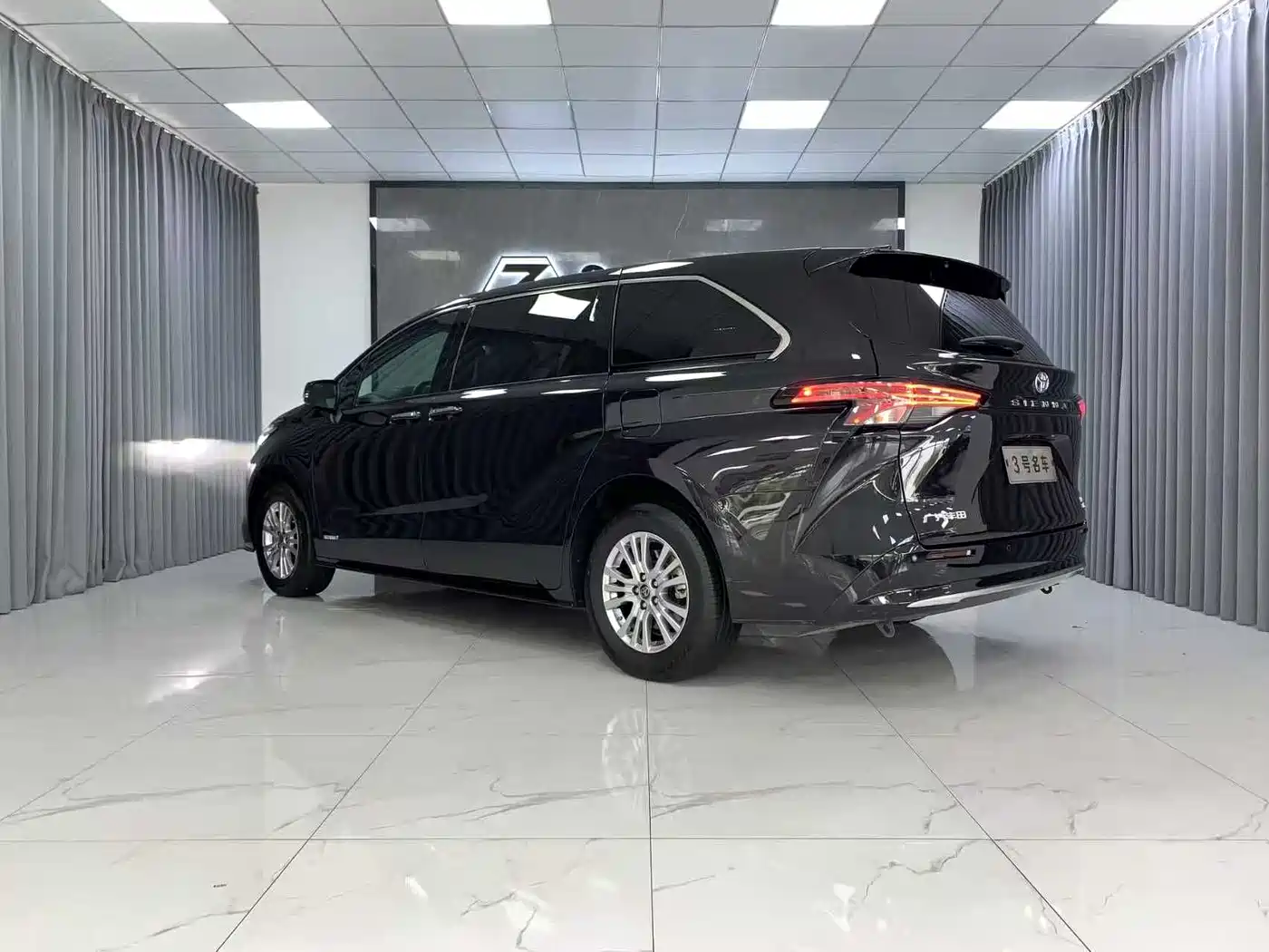 Toyota Sienna 2021 2.5L Hybrid Premium Edition фото 5
