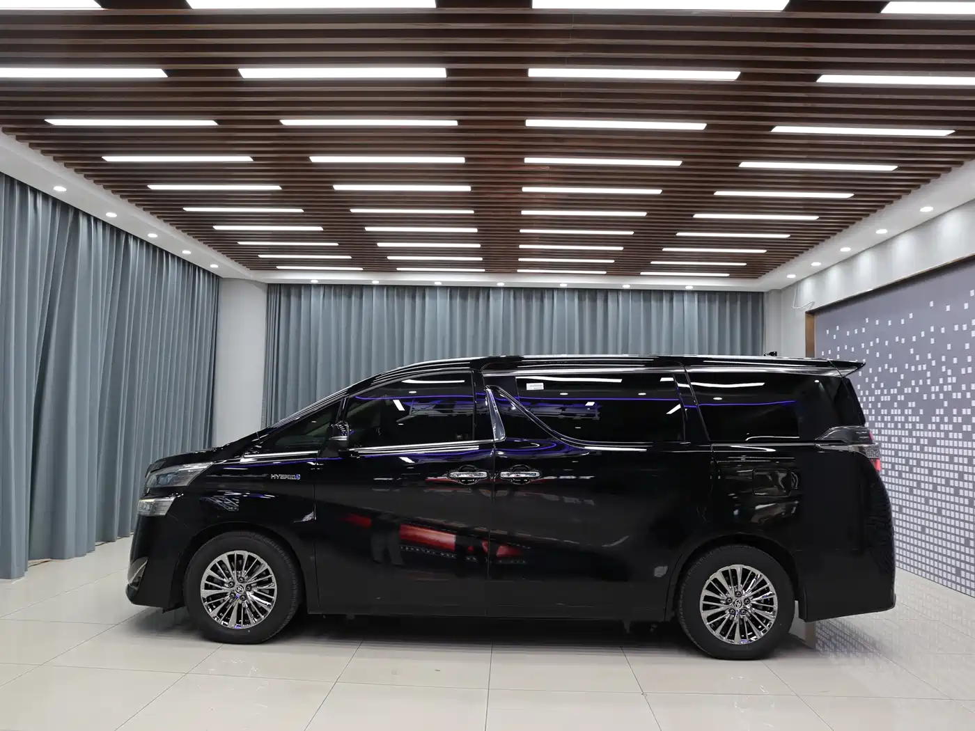 Toyota Vellfire 2020 Twin Engine 2.5L HV Premium Edition фото 3