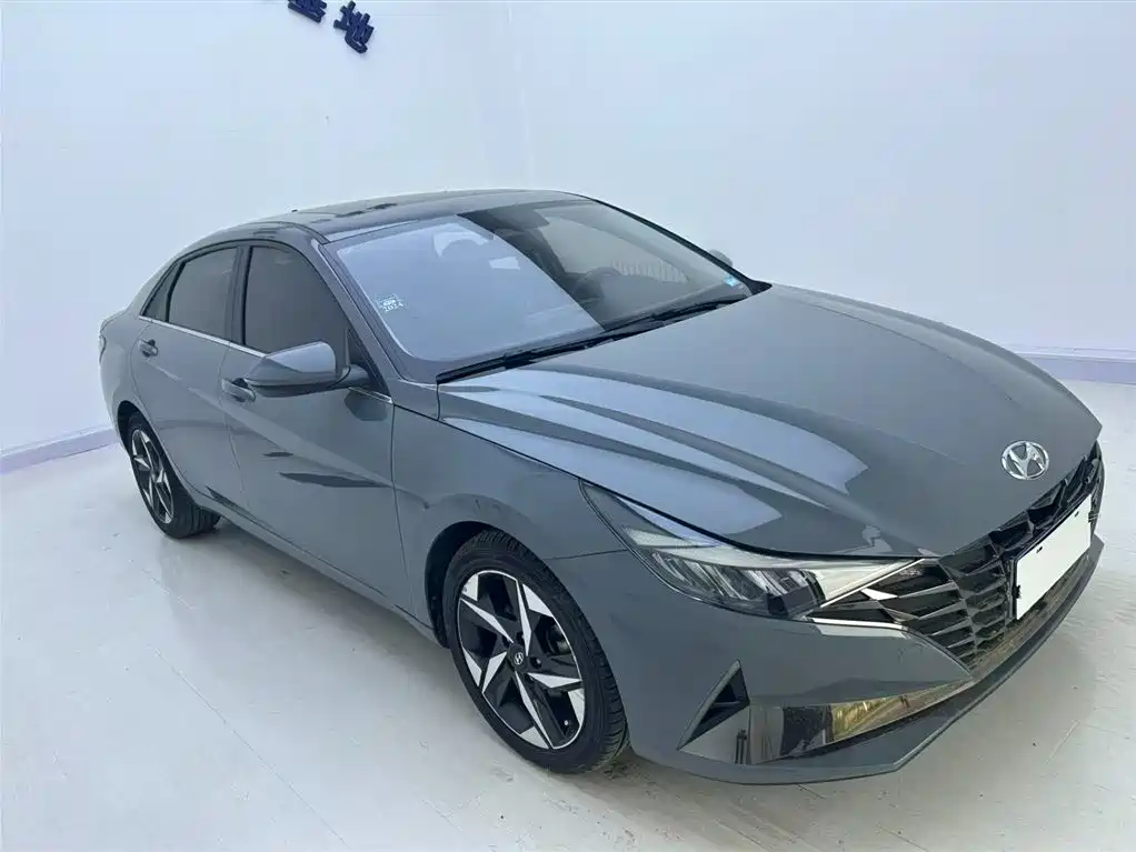 Hyundai Elantra 2021 1.5L CVT LUX Premium Edition фото 16