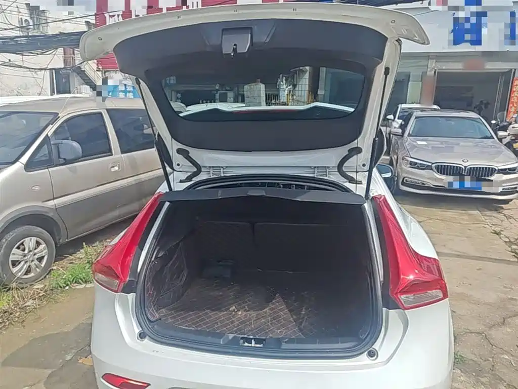 Фото 19 - Volvo V40