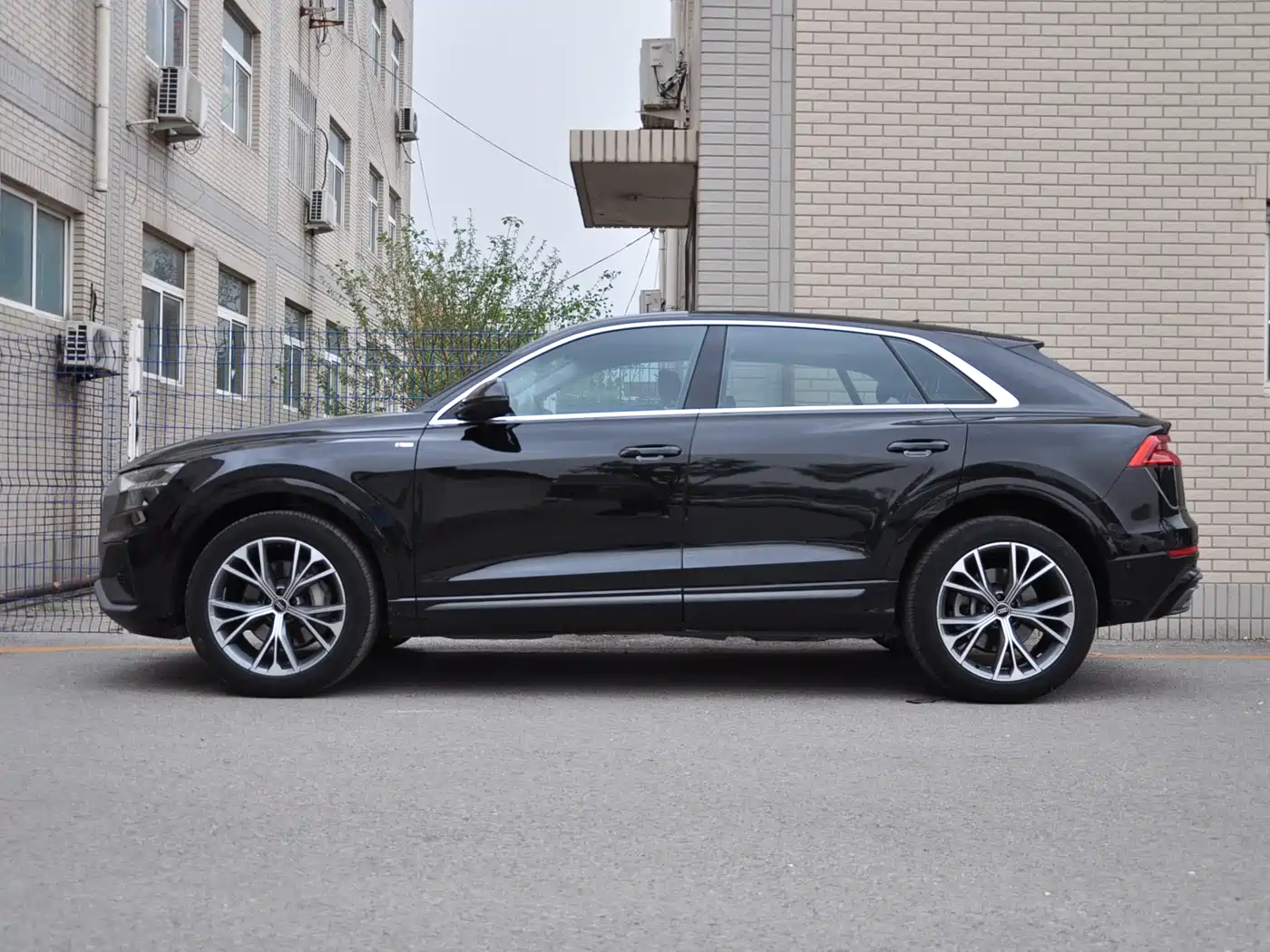 Audi Q8 2022 55 TFSI Luxury Dynamic фото 3