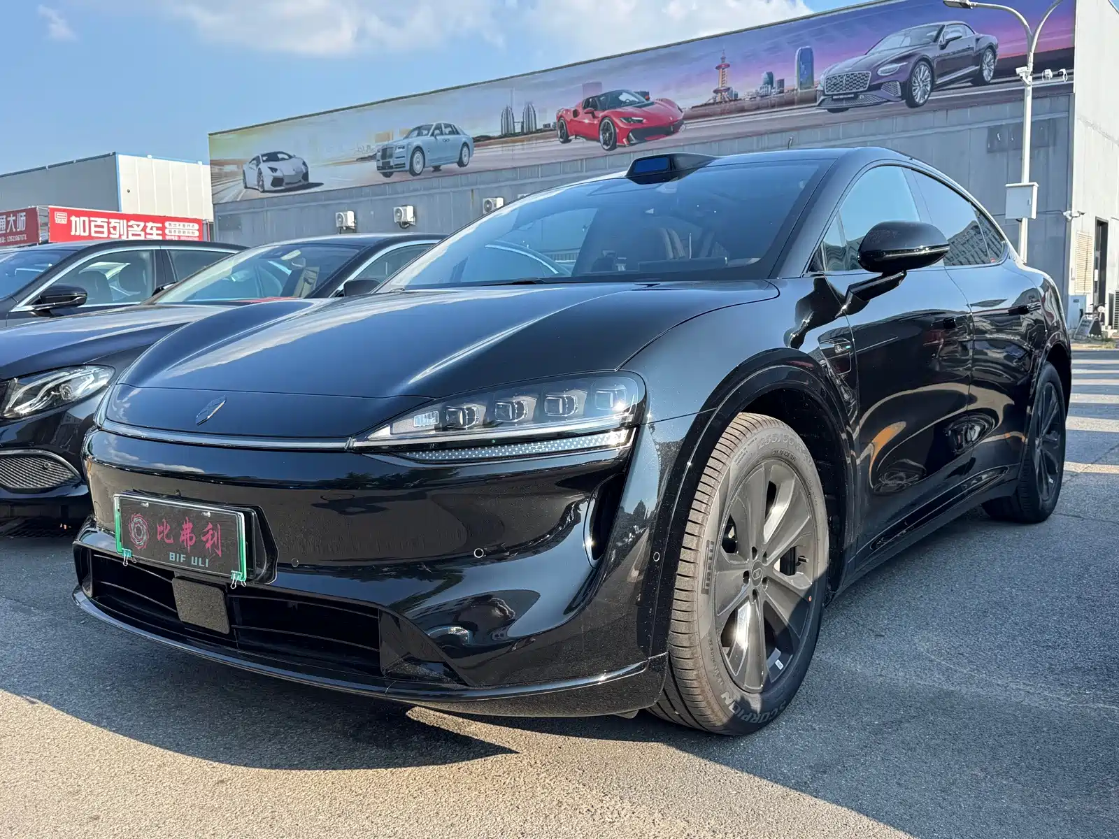 Photo 1 - Zhijie Luxeed R7