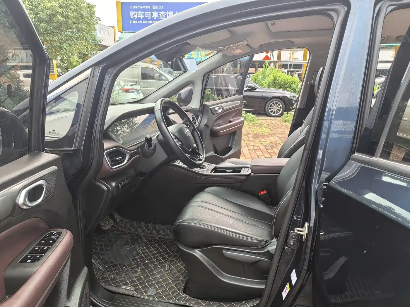 GAC Trumpchi Trumpchi M6 2021 270T DCT Luxury Edition (7-Seater) фото 8