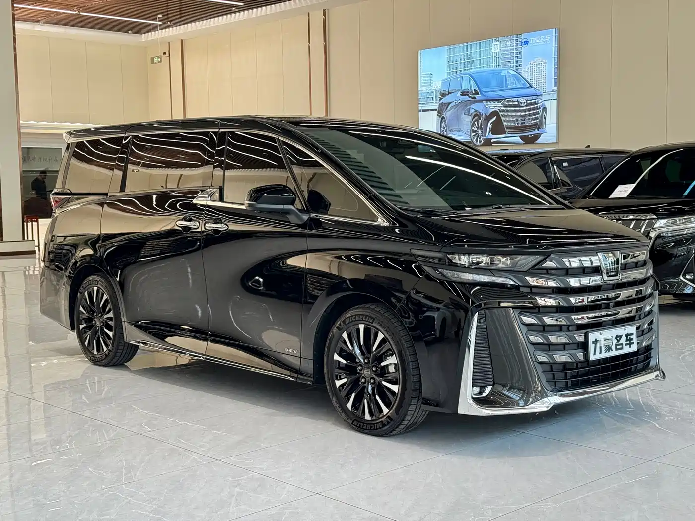 Toyota Vellfire 2024 Crown Hybrid 2.5L Premium Edition фото 3
