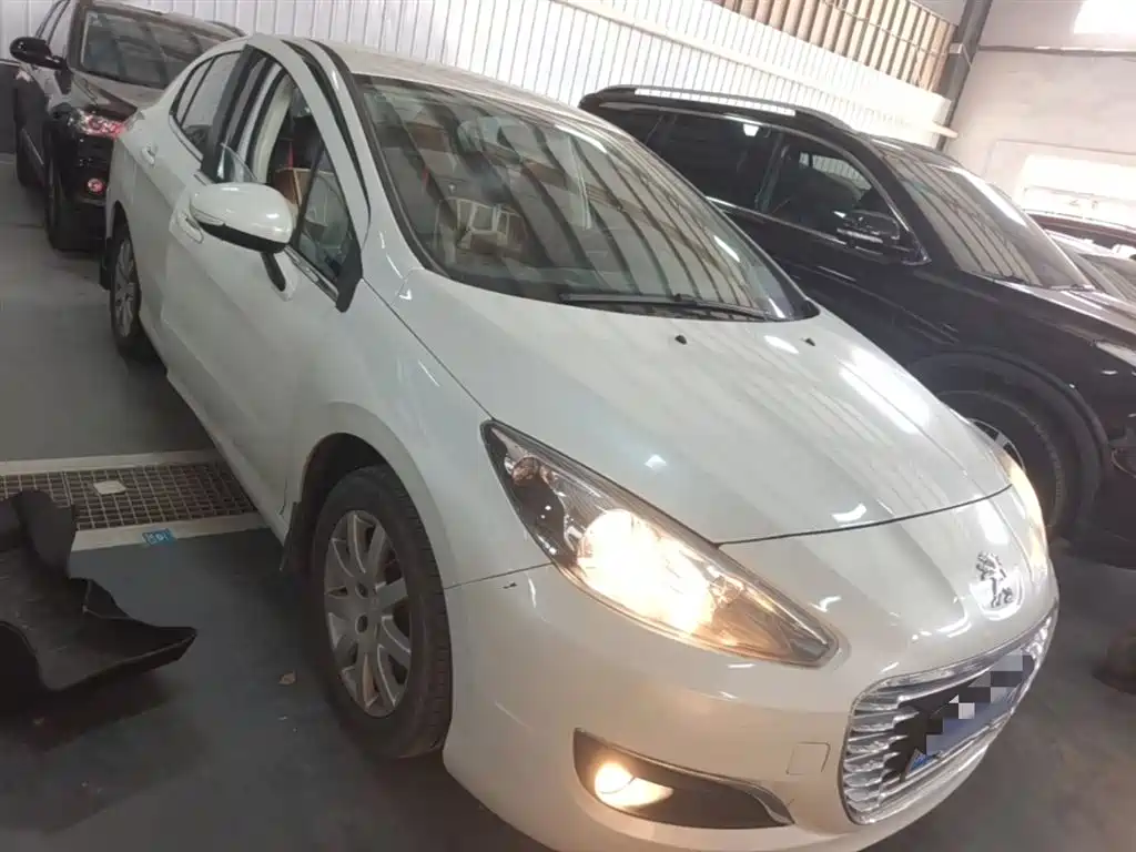 Peugeot 308 2014 Model Joy Edition Classic 1.6L Automatic Superior Style фото 4