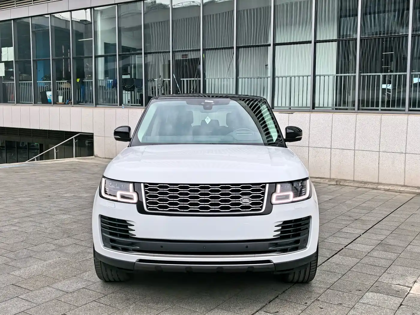 Land Rover Range Rover 2021 3.0 L6 Heritage Extended Classic Edition фото 2