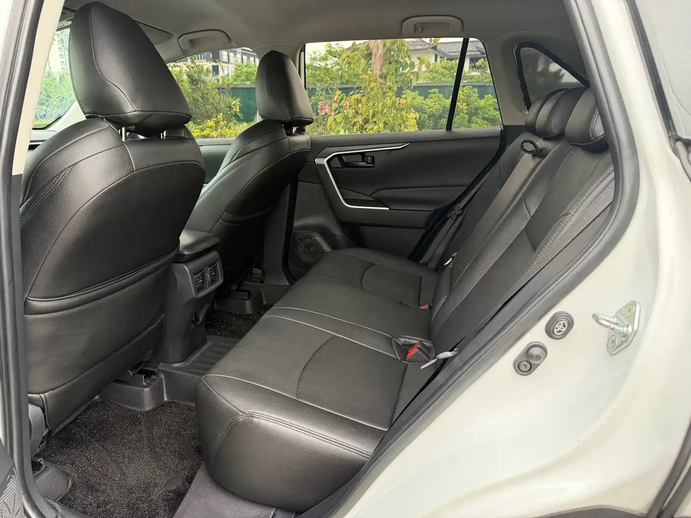 Toyota Wildlander 2023 2.0L CVT FWD LE фото 9