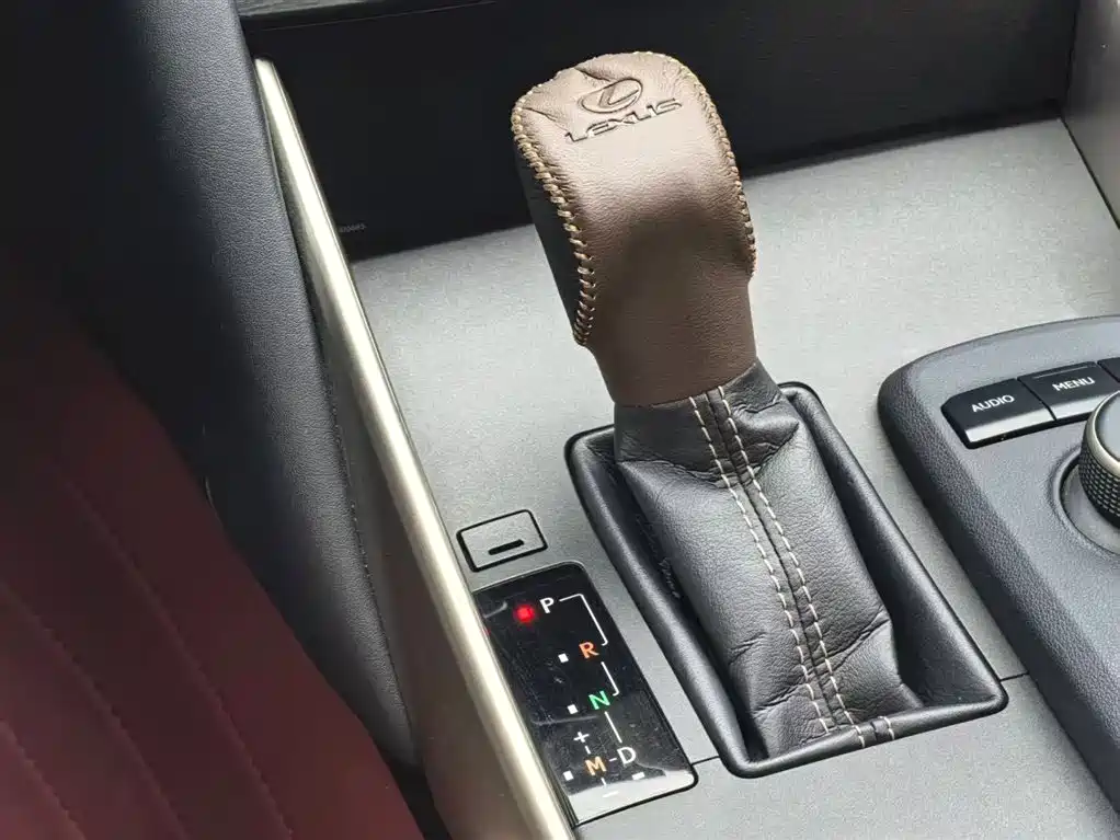 Lexus IS 2015 200t Leading Edition фото 7