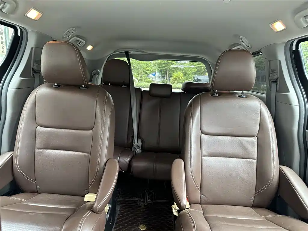 Toyota Sienna фото 11