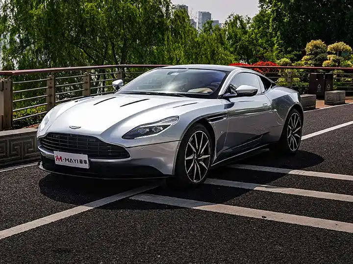 Aston Martin DB11 2016 5.2T Launch Edition фото 7