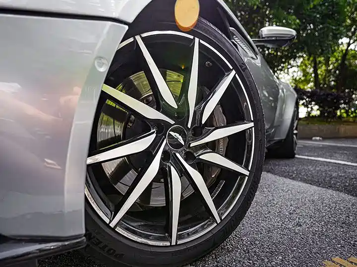 Aston Martin DB11 2016 5.2T Launch Edition фото 9