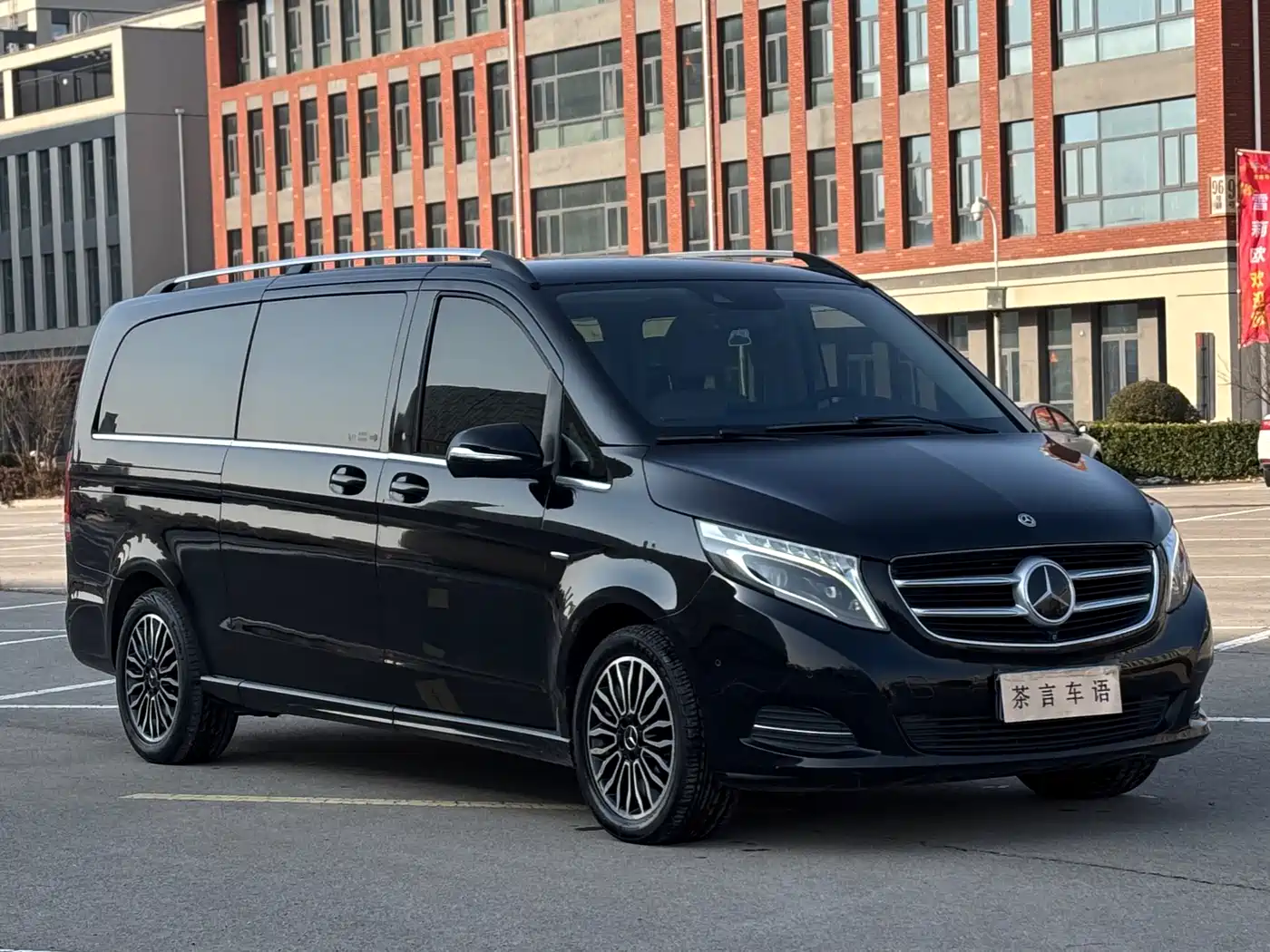 Mercedes-Benz V-Class 2017 Model V 260 L Premium Extended Edition фото 3