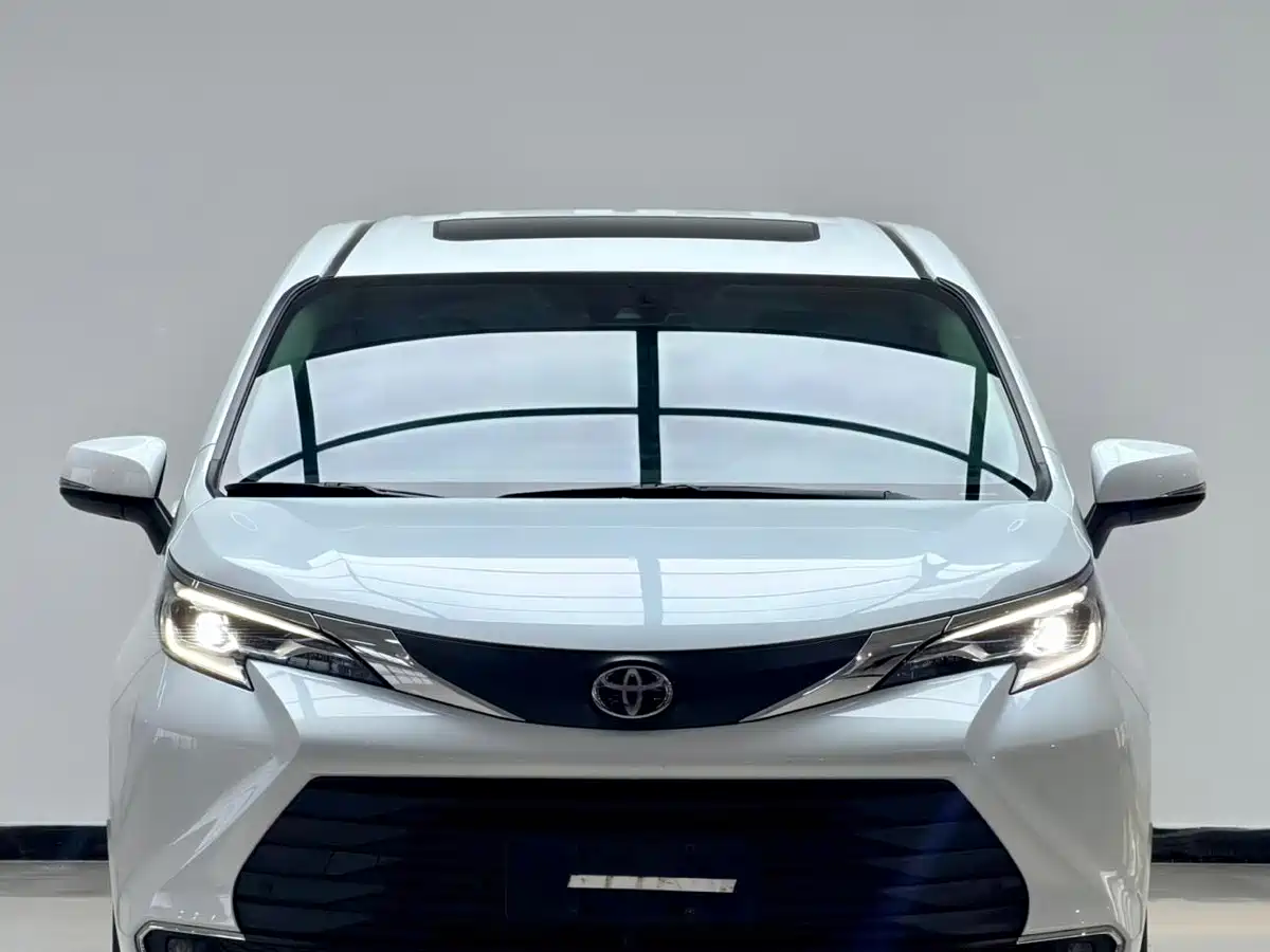 Toyota Sienna 2024 2.5L Hybrid Comfort Edition фото 2