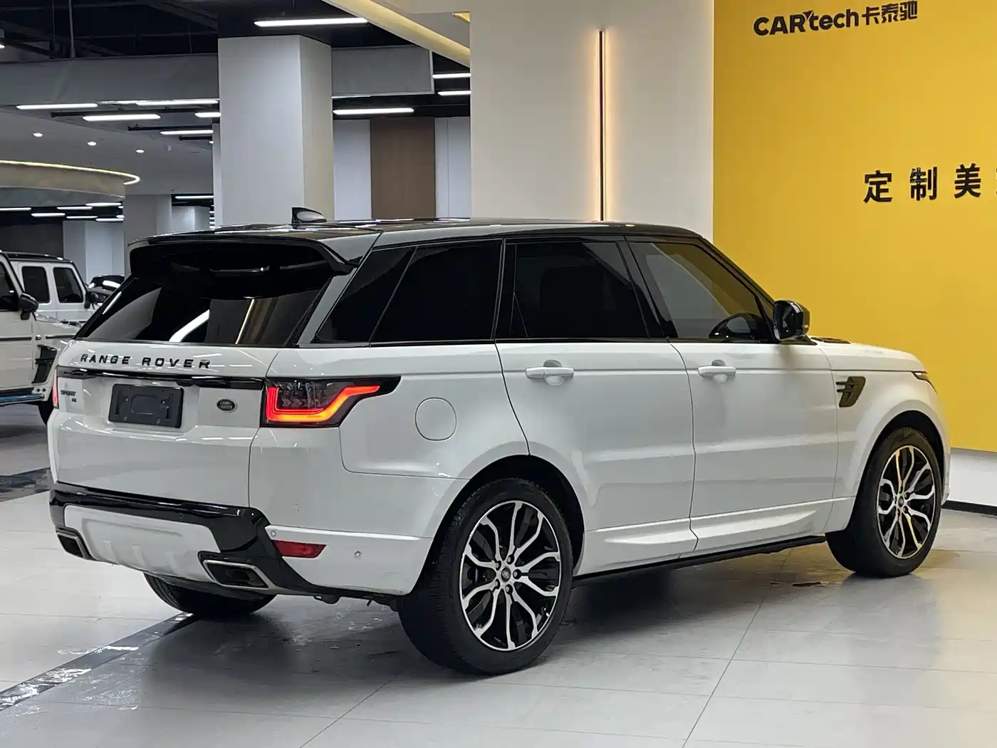 Land Rover Range Rover Sport 2022 3.0 L6 Gloss Black Edition фото 7