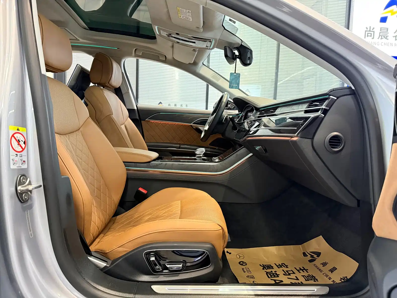 Photo 8 - Audi A8