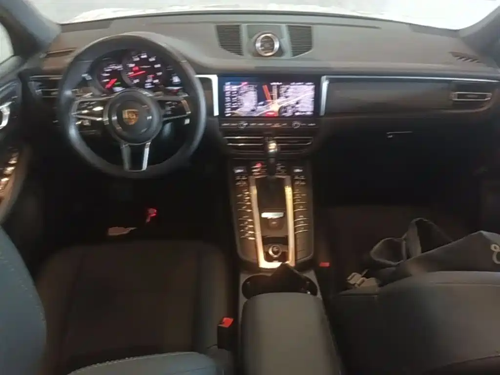 PORSCHE MACAN