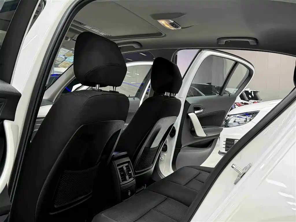 BMW 1 Series (Import) 2016 120i Leading Model фото 9