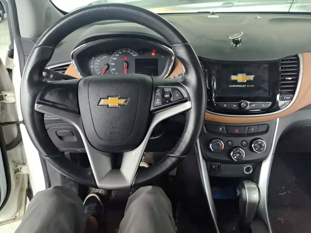 Photo 10 - Chevrolet Trax