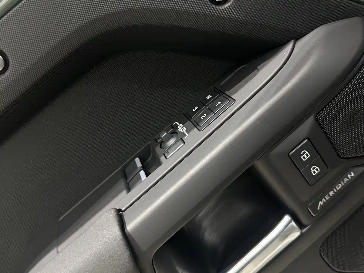 Land Rover Defender 2026 Model 90 2.0T P300 S фото 8