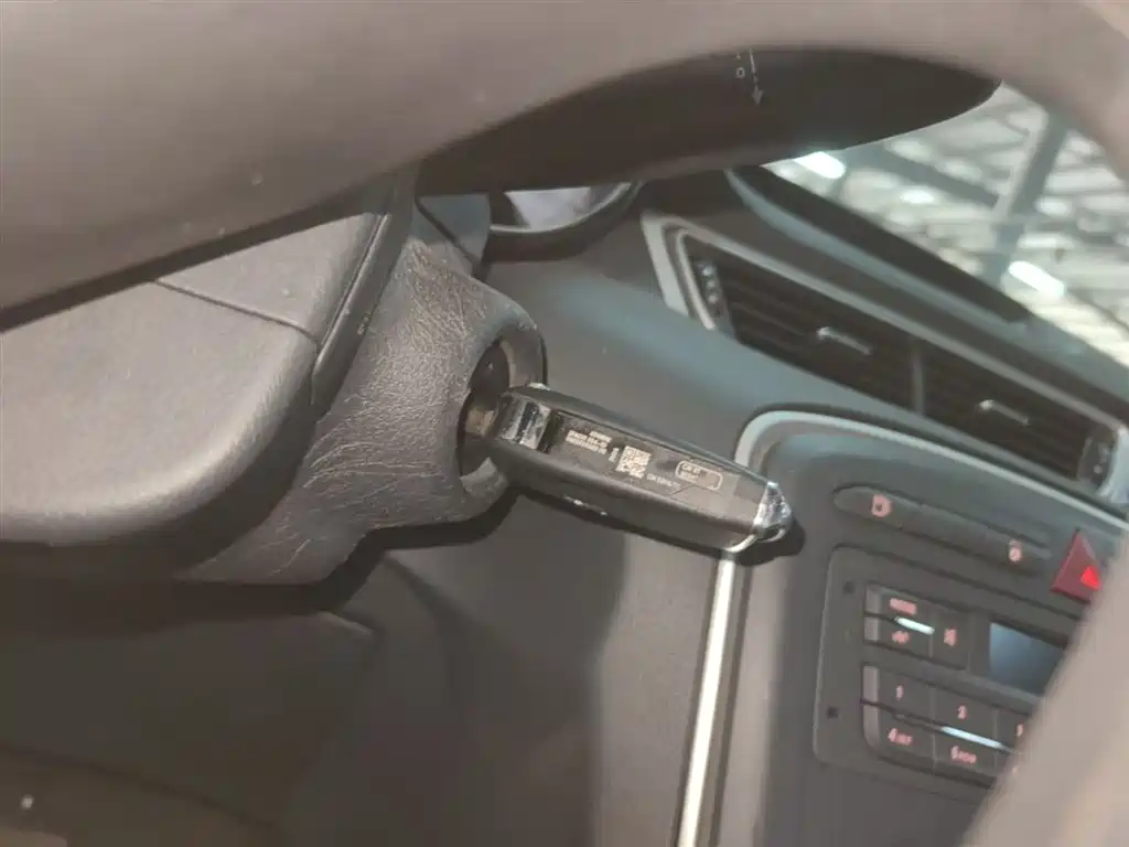 Peugeot 308 2014 Model Joy Edition Classic 1.6L Automatic Superior Style фото 9