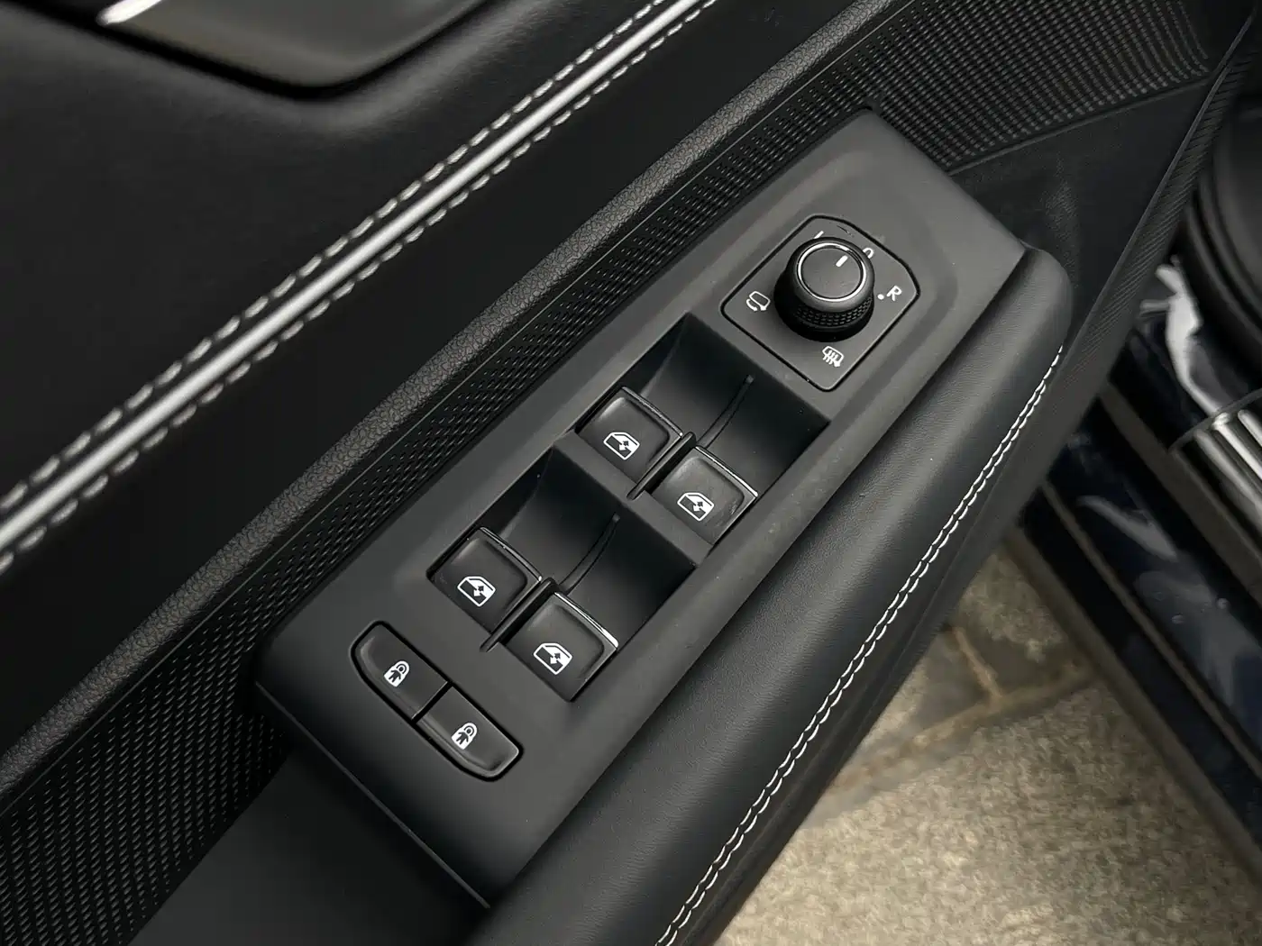Volkswagen Passat 2025 Pro 380TSI Dragon Fortune Edition фото 20