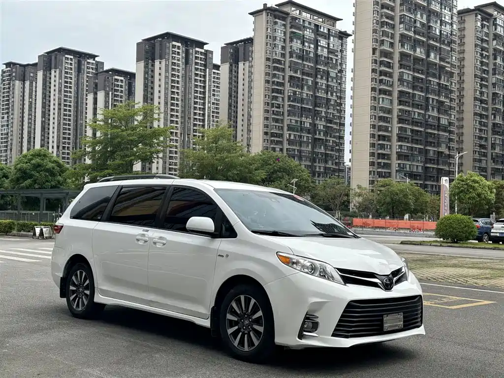Toyota Sienna фото 3