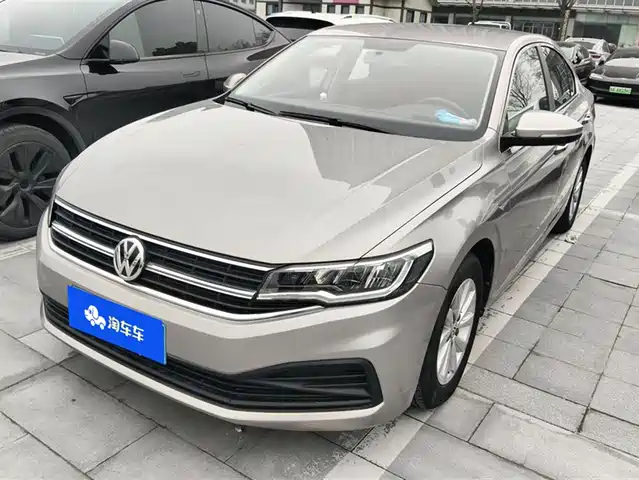 VOLKSWAGEN BORA