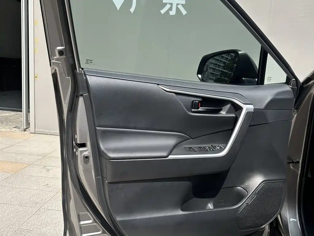 Фото 21 - Toyota RAV4