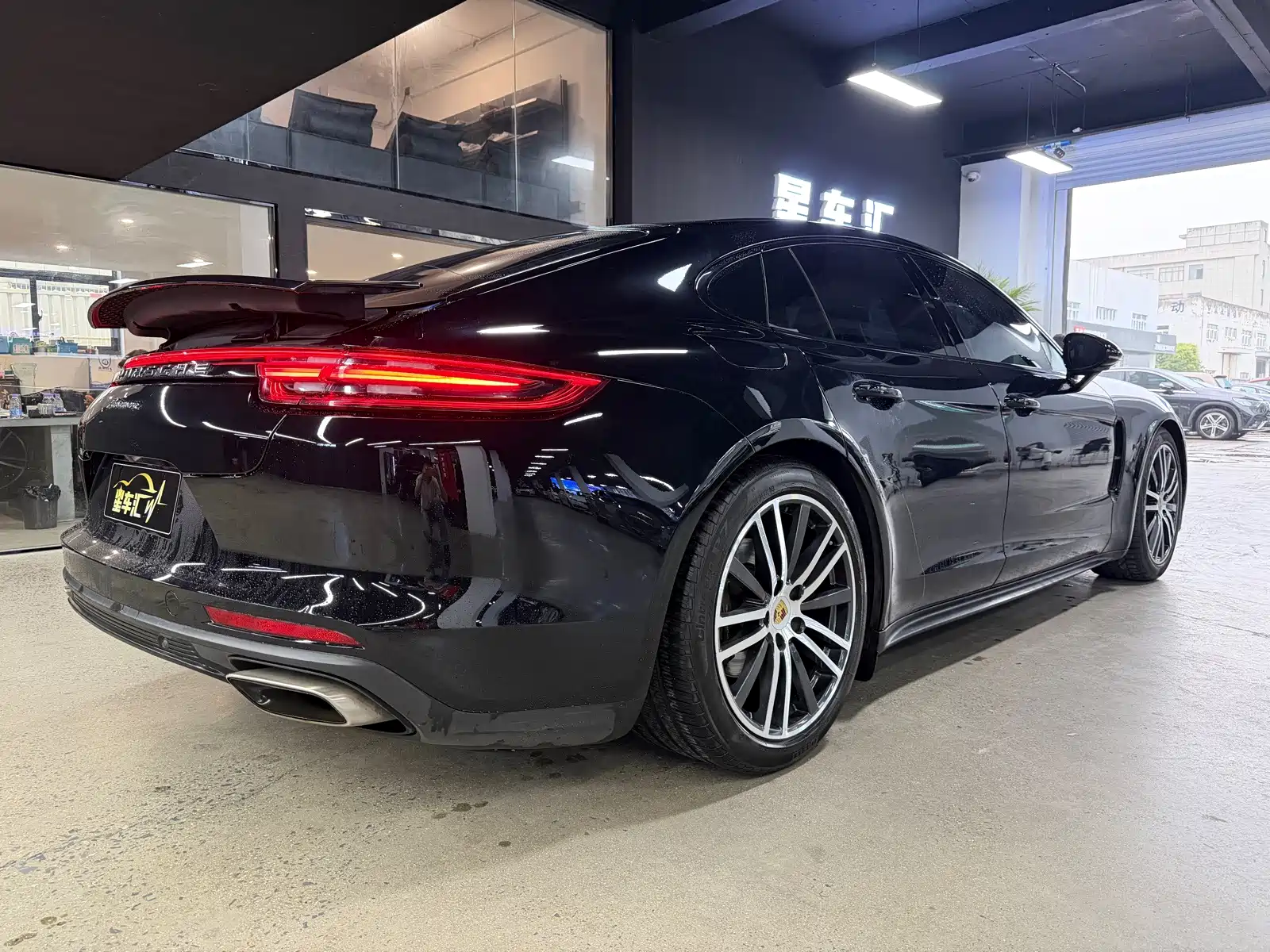 Фото 14 - Porsche Panamera