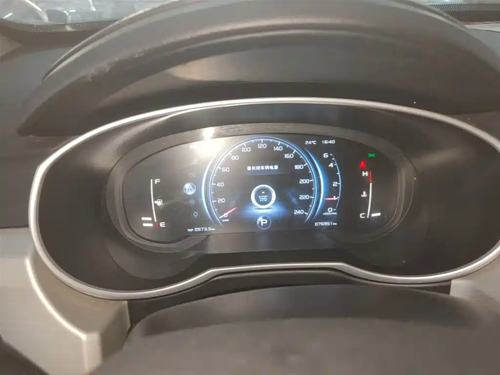 Фото 12 - Geely Atlas