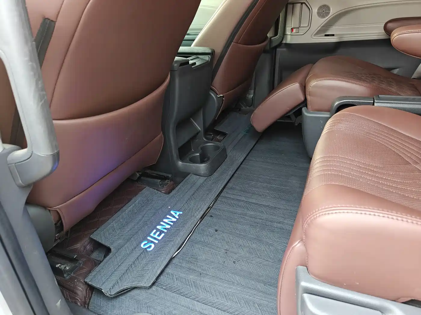 Toyota Sienna 2023 2.5L Hybrid Luxury Edition фото 15