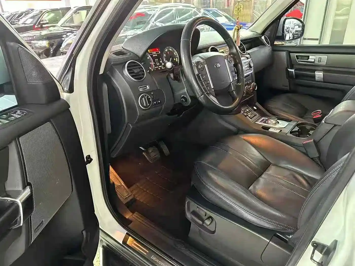 Land Rover Discovery 2016 3.0 SC V6 HSE фото 4