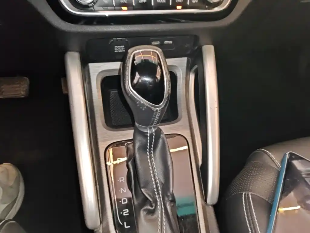 Фото 14 - Geely Vision X3