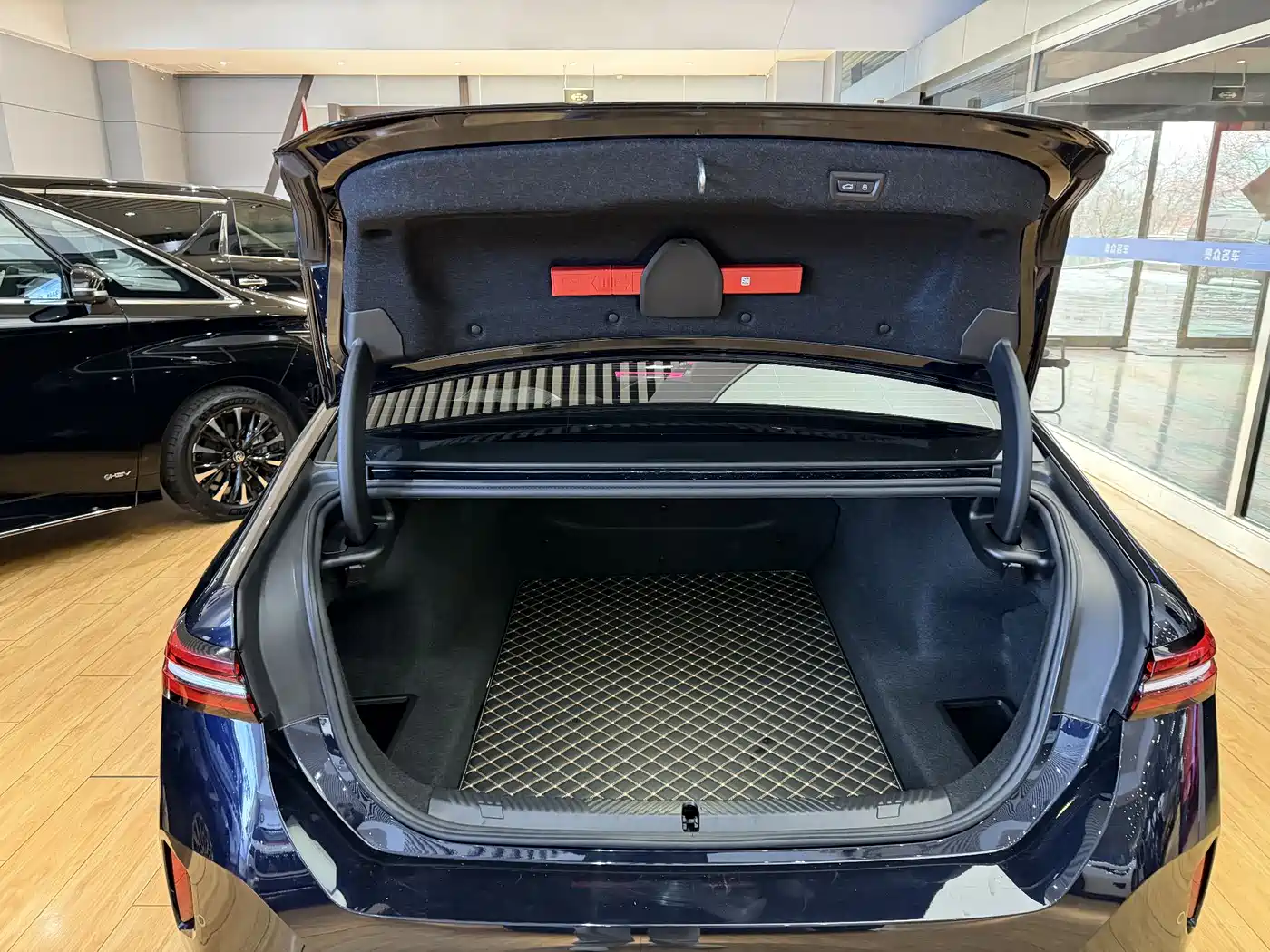 BMW 5 Series 2024 530Li Leading M Sport Package фото 9