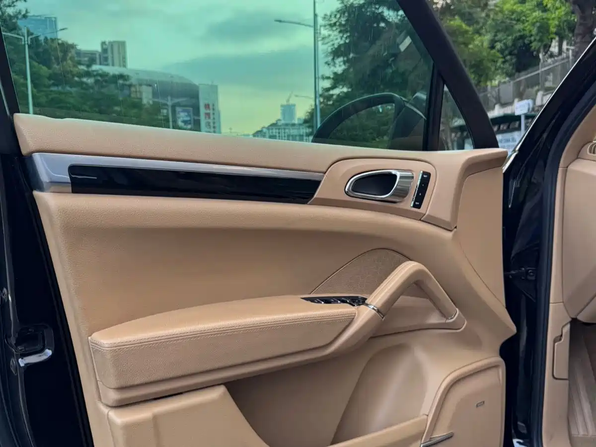 Photo 6 - Porsche Cayenne