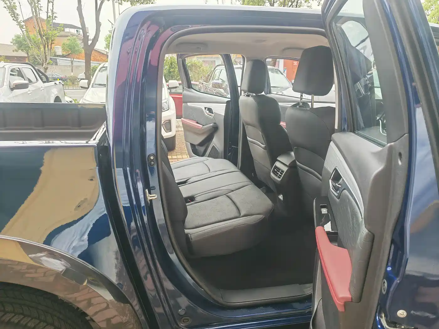 Isuzu D-MAX 2023 1.9T Auto 4WD V-CROSS Yue Ling Edition фото 13
