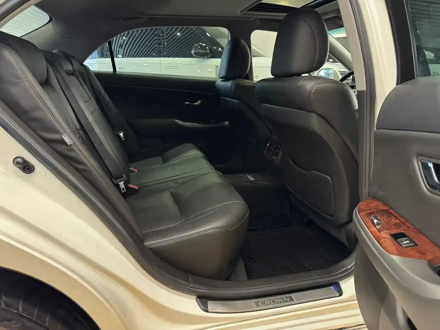 Toyota Crown 2012 2.5L Royal Leather Edition фото 7