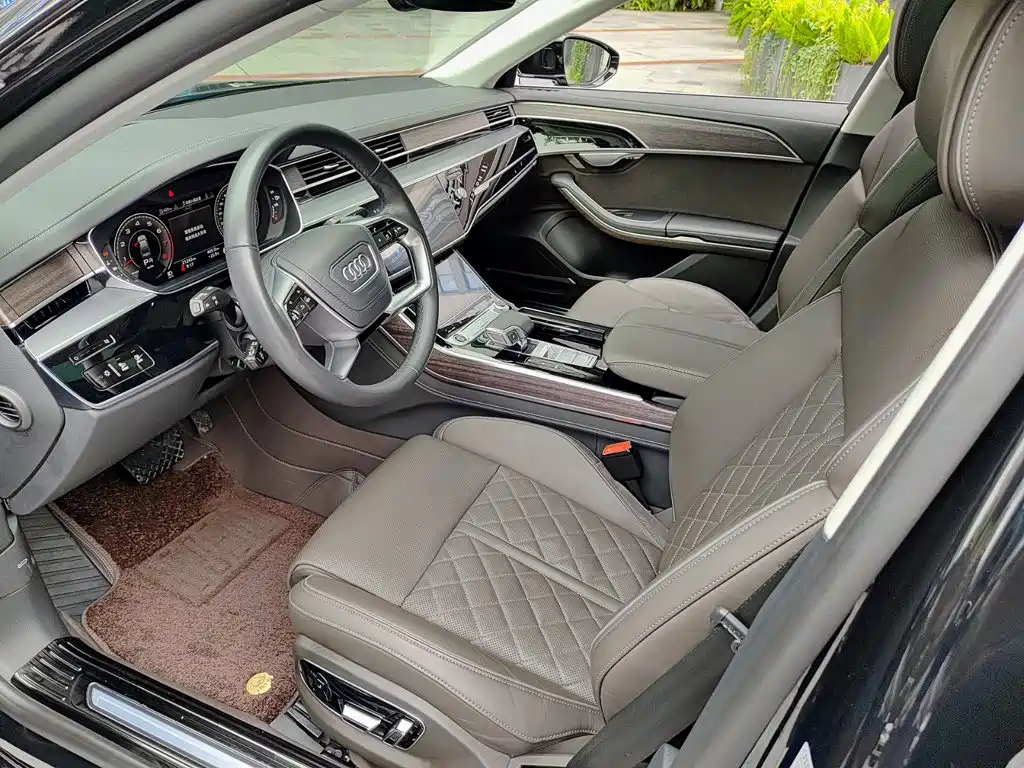 Фото 7 - Audi A8