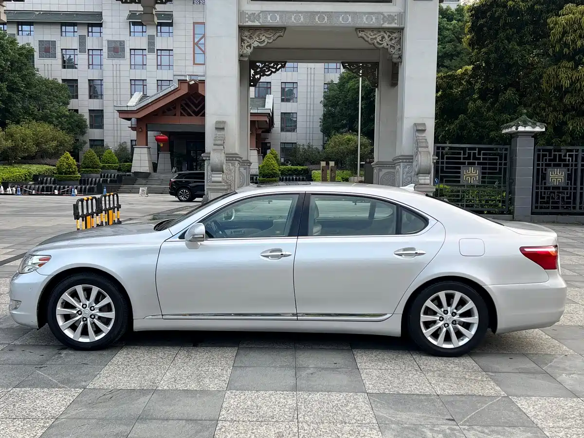 Фото 2 - Lexus LS