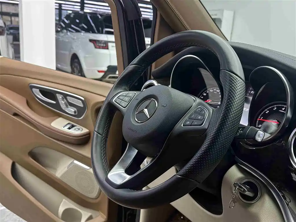 Mercedes-Benz V-Class 2017 Model V 260 L Premium Extended Edition фото 10