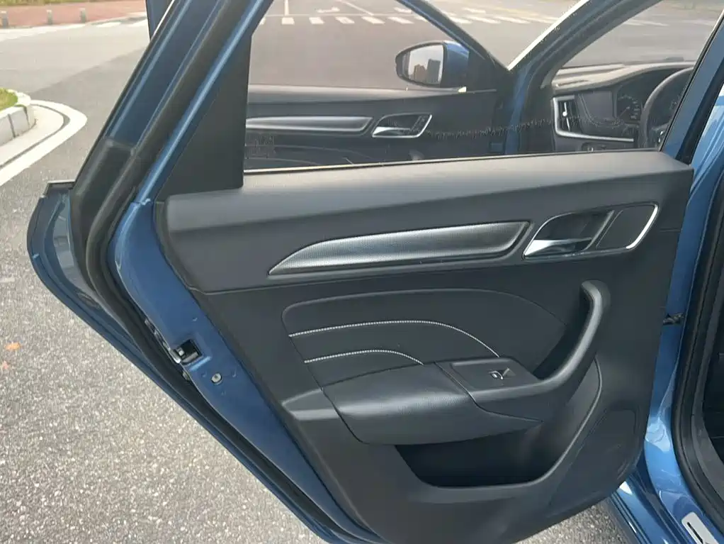Фото 7 - Roewe i6