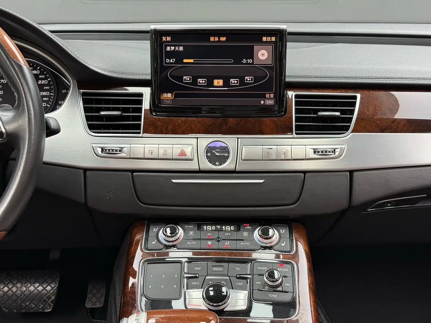 Audi A8 2011 A8L W12 6.3 FSI quattro фото 6