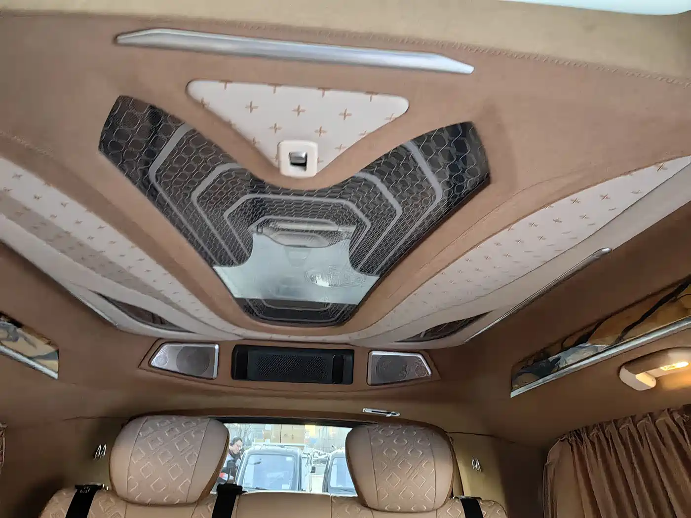 Mercedes-Benz V-Class 2018 V 260 L Premium Long Wheelbase Edition China VI фото 19