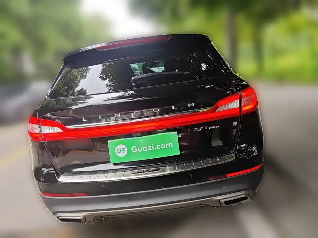 Photo 3 - Lincoln MKX