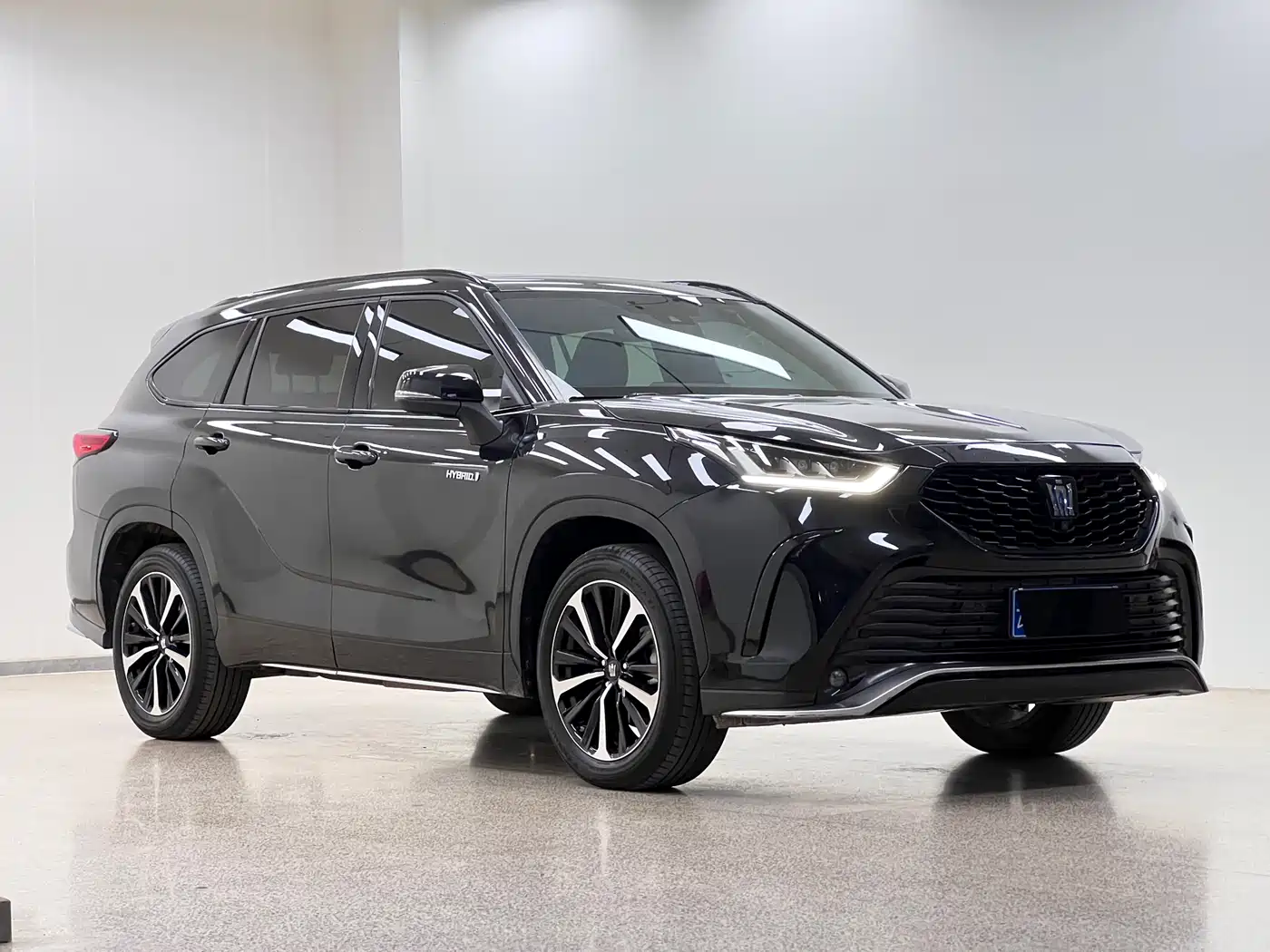 Toyota Crown Kluger 2023 2.5L HEV AWD Premium Edition фото 3